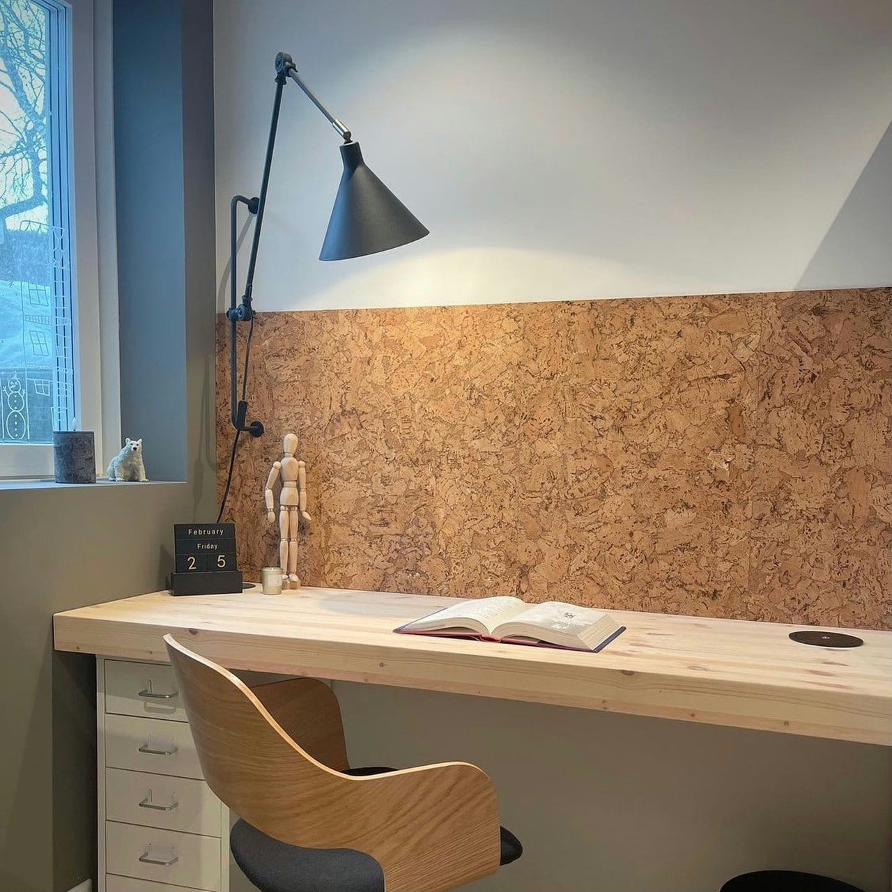 Dekorative kork fliser på hjemmekontor som oppslagstavle