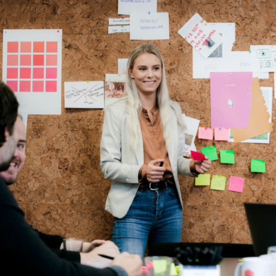 Lekre korkfliser som oppslagstavle hos Avia Production