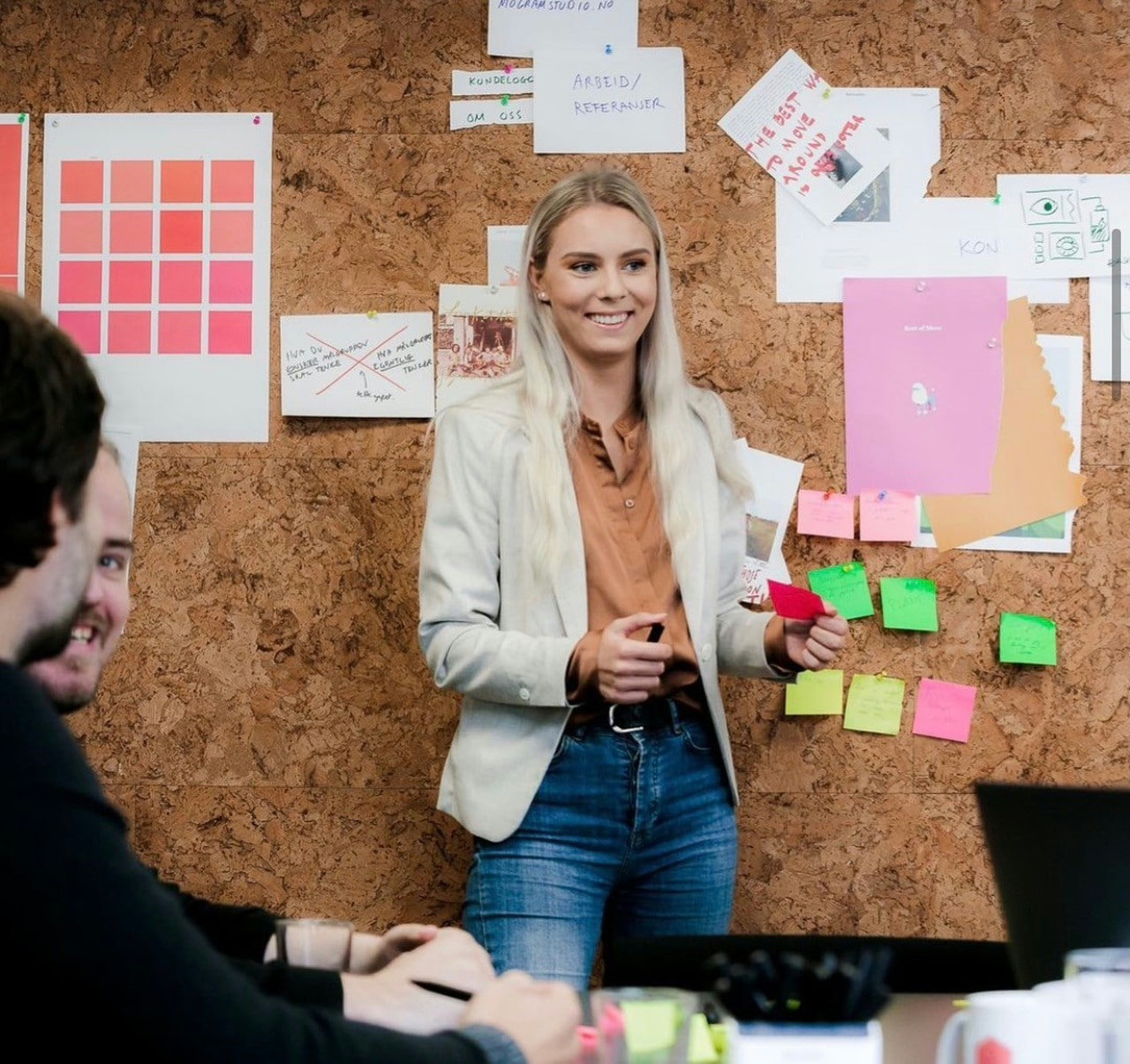 Lekre korkfliser som oppslagstavle hos Avia Production