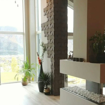 Kork fliser i 3D i nydelig brun farge på vegg i stue