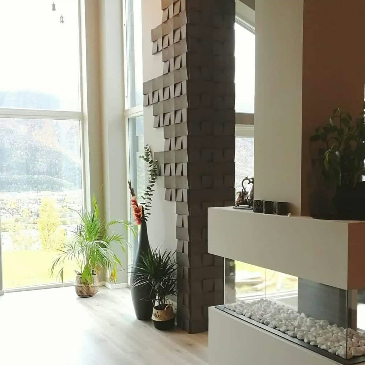 Kork fliser i 3D i nydelig brun farge på vegg i stue