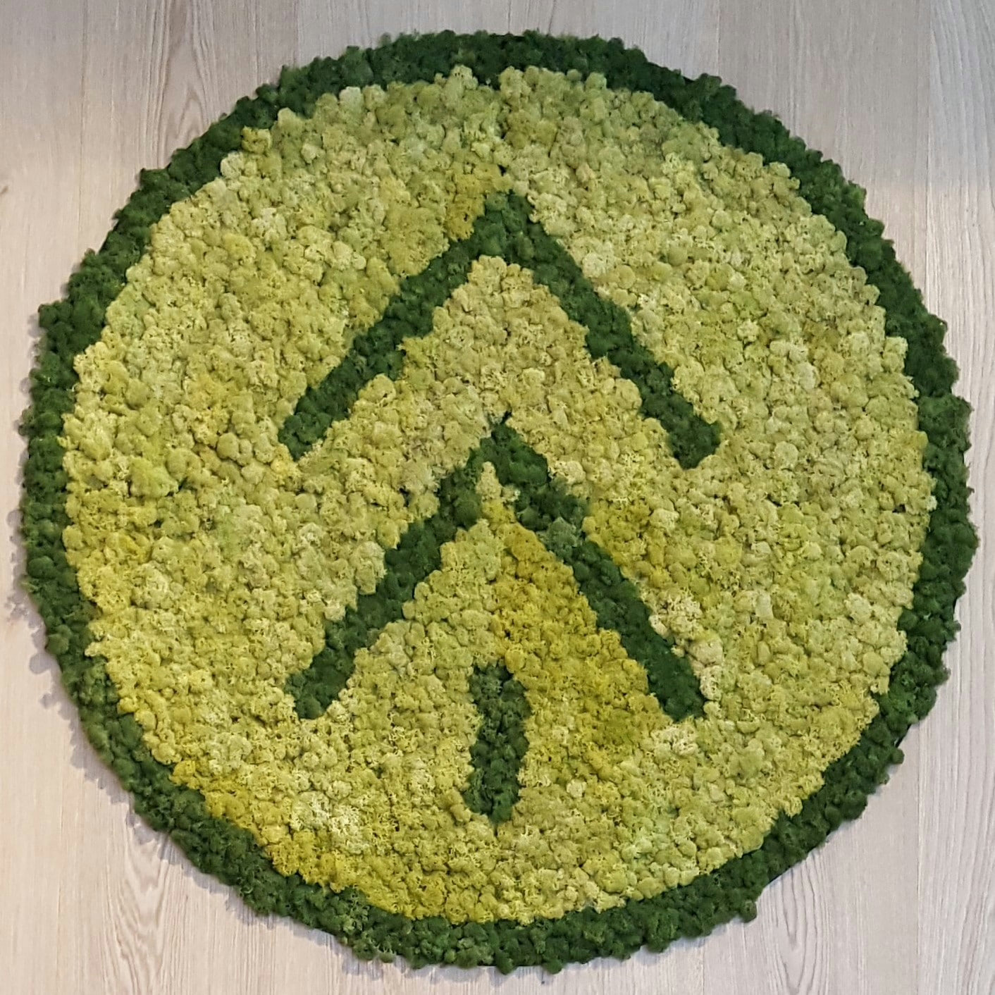 Biofilisk design med logo i mose hos Skogr