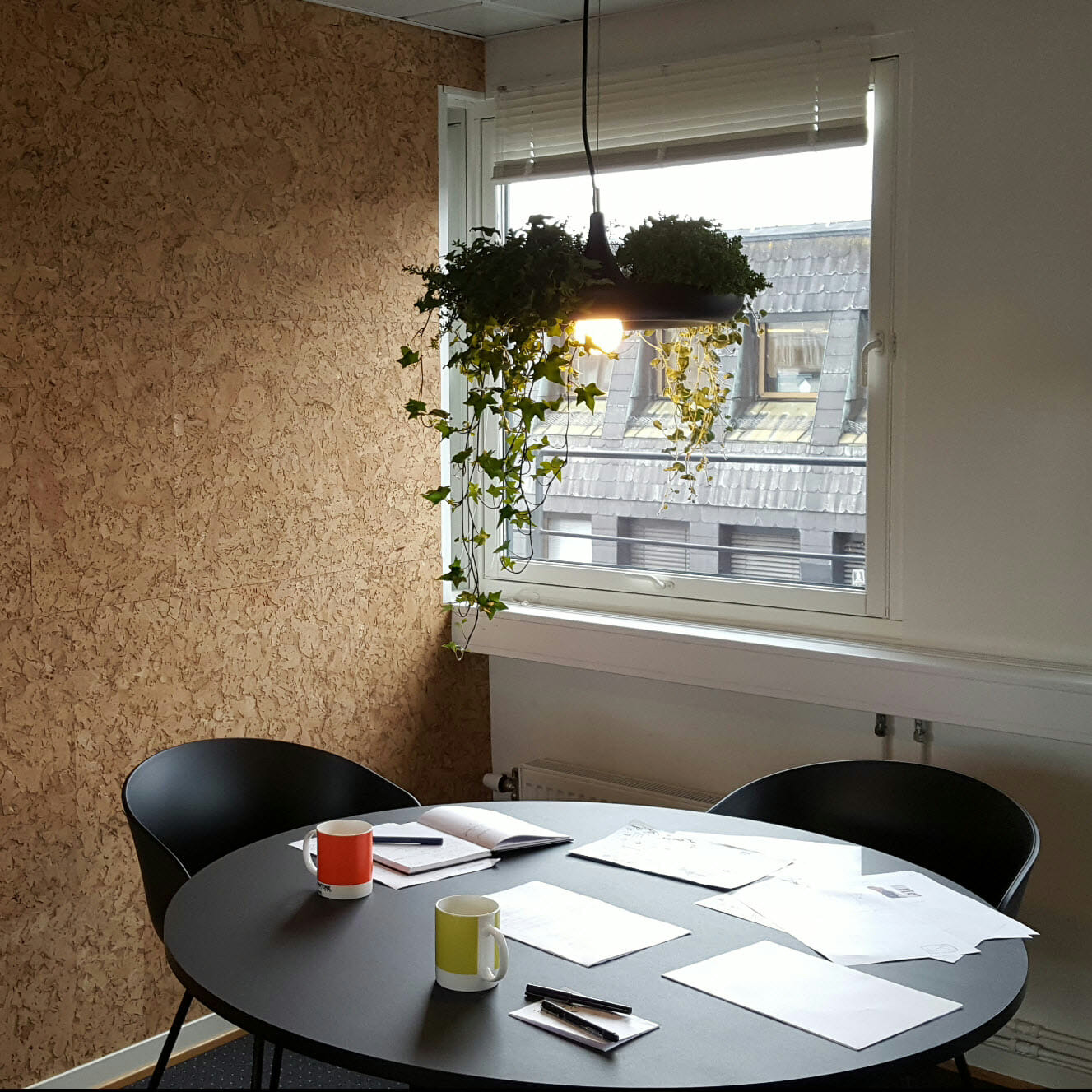 Praktisk kork vegg på møterom hos Kikkut reklamebyrå