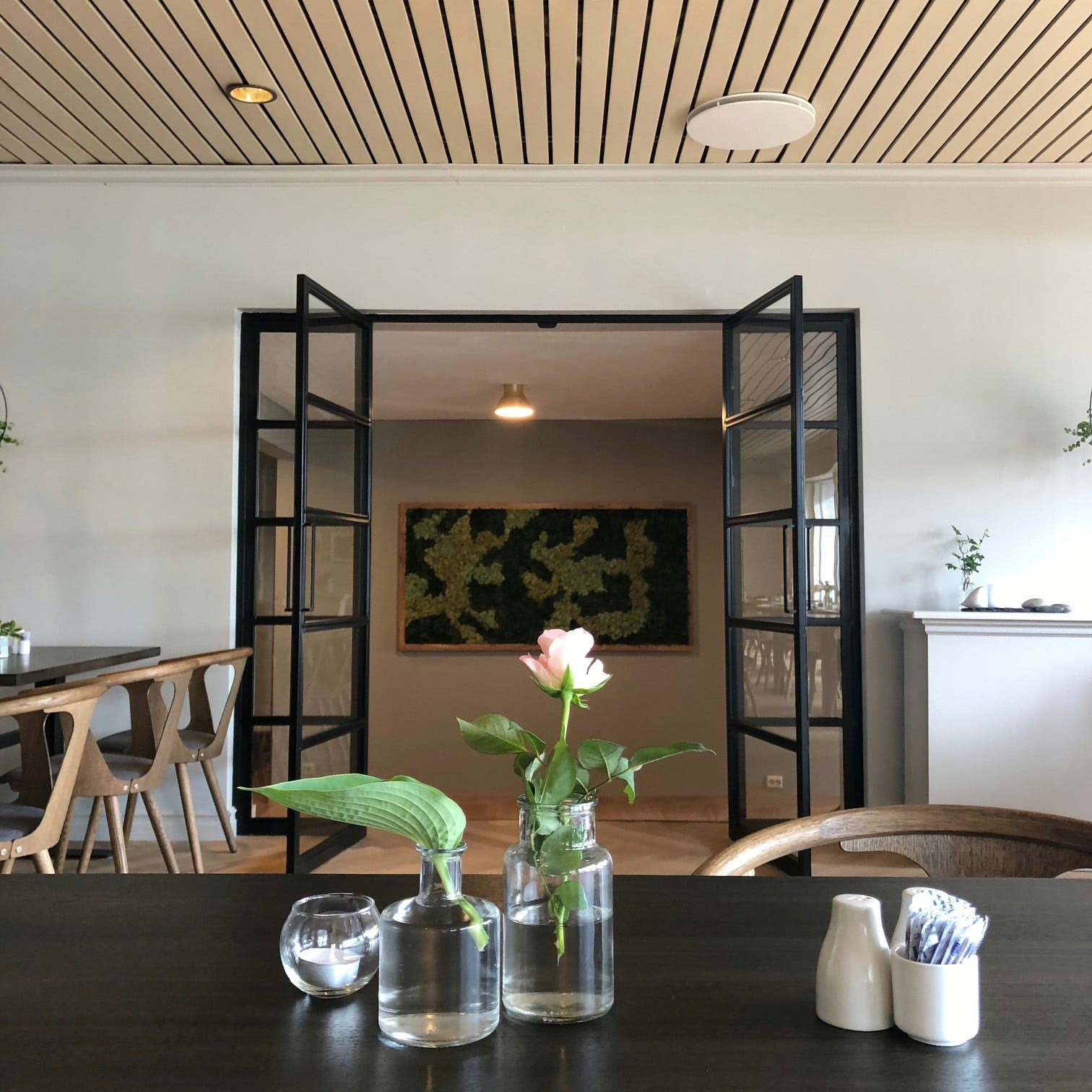 Mose vegg i entreen til Rosfjord Strandhotell