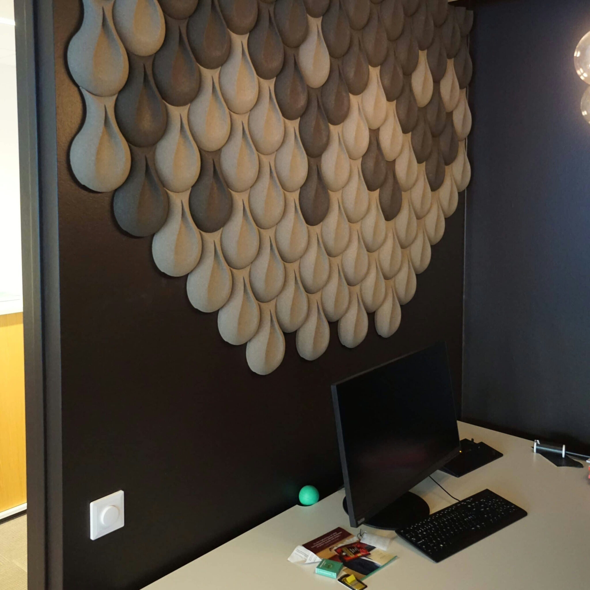 3D panel i kork på veggen hos Storebrand