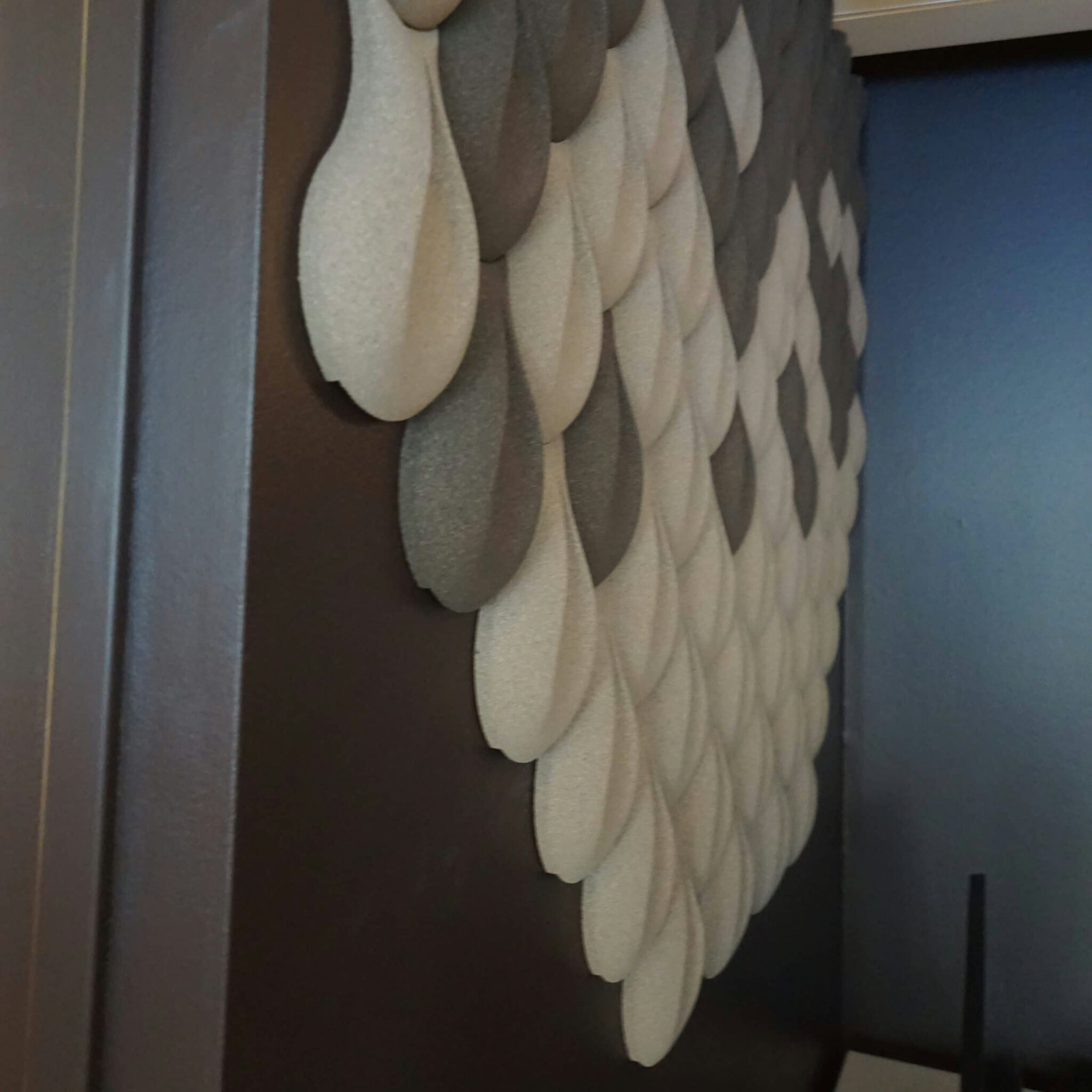 detaljbilde av kork flisene i modellen drop