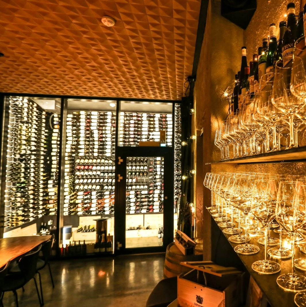 Kork fliser i himling hos vinbaren Vino bar i Ålesund