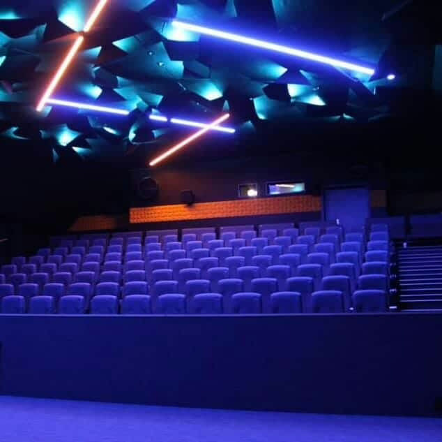 Lydabsorbenter på Geilo kino formet som oregami figurer