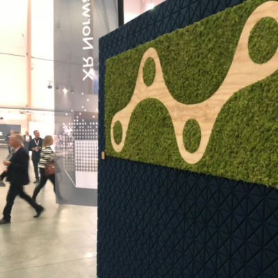 Lydabsorbenter med logo vegg i mose på konferansen til Oslo Business Forum