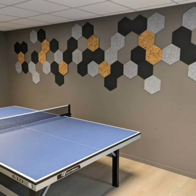 Lyddemping med hexagon fliser i tekstil og kork