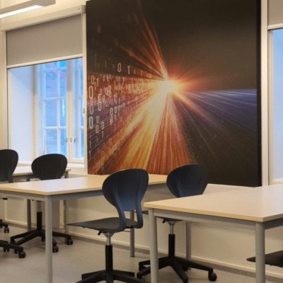 Lyddempende akustikkplater i fotoprint på kontor