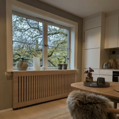 Radiatorskjuler i skreddersydd design i eikefinèr på kjøkken