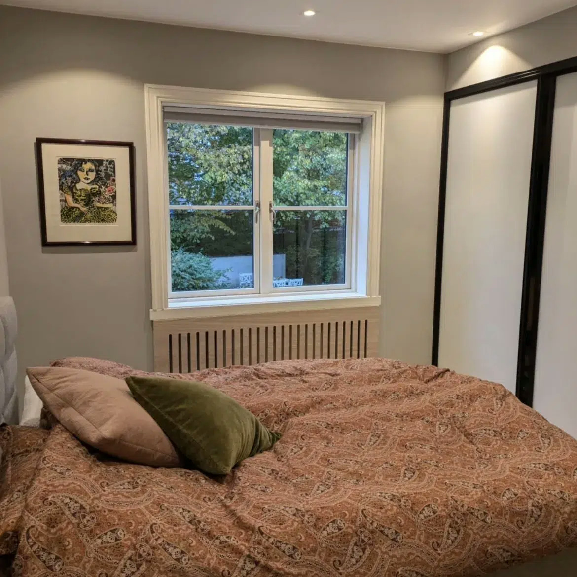 Radiatorskjuler i skreddersydd design på master soverom
