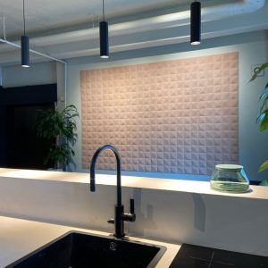 Kjøkkenkrok Hub Fargen Ivory i lekker kombinasjon med fargen Pale Linden og svarte detaljer på kjøkkenkrok på Hub WALL-IT