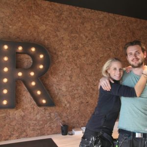 Kork vegg fra WALL-IT i stua til Aina og Martin på programmet Huset