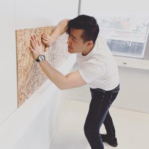Montering av kork fliser på kontor